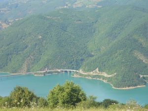 Ibarsko jezero Gazivode za hidrocentralu u Zubinom Potoku na kosovu i Metohiji vodeni resurs za letnju ponudu mladima i posetiocima ove lepote.