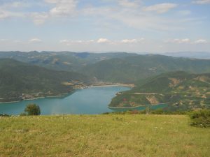 Ibarsko jezero Gazivode za hidrocentralu u Zubinom Potoku na kosovu i Metohiji vodeni resurs za letnju ponudu mladima i posetiocima ove lepote.