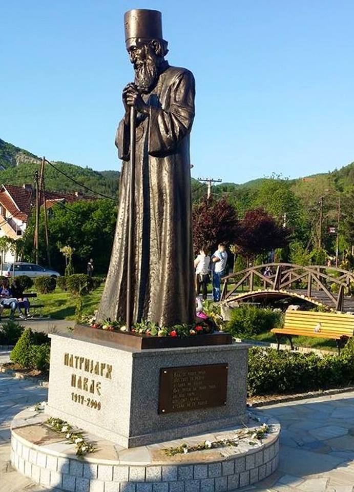 Bista Patrijarha Pavla krasi dvorište hrama Sv. Vaslikija Ostroškog Tvrdoškog u Leposaviću