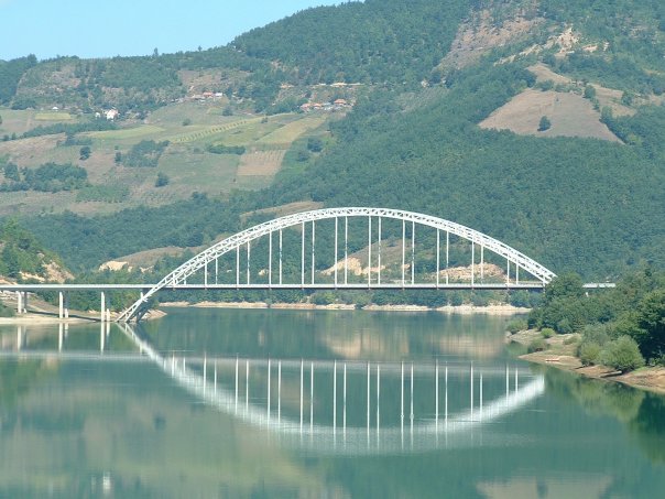 Ibarski Kolašin i most preko jezera Gazivode koje predstavlja akumulaciju reke Ibar u Zubinom Potoku